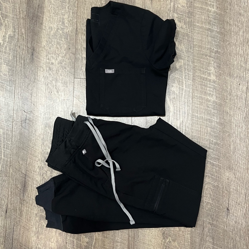 Black XS Figs scrub set